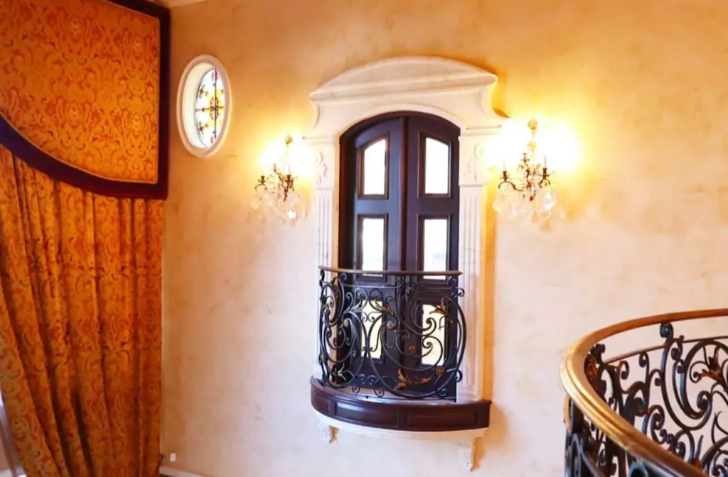 Extravagant Golden Mansion 6 Bedrooms 8 Bathrooms in the Finest Las Olas Area