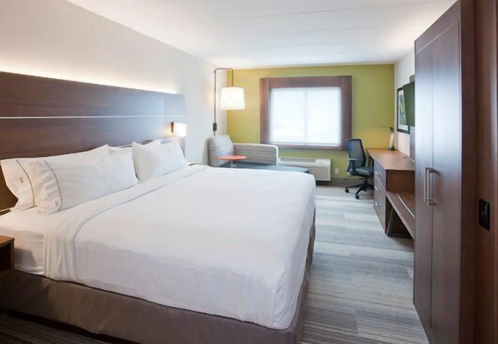 Holiday Inn Express & Suites - Omaha - 120th and Maple by IHG