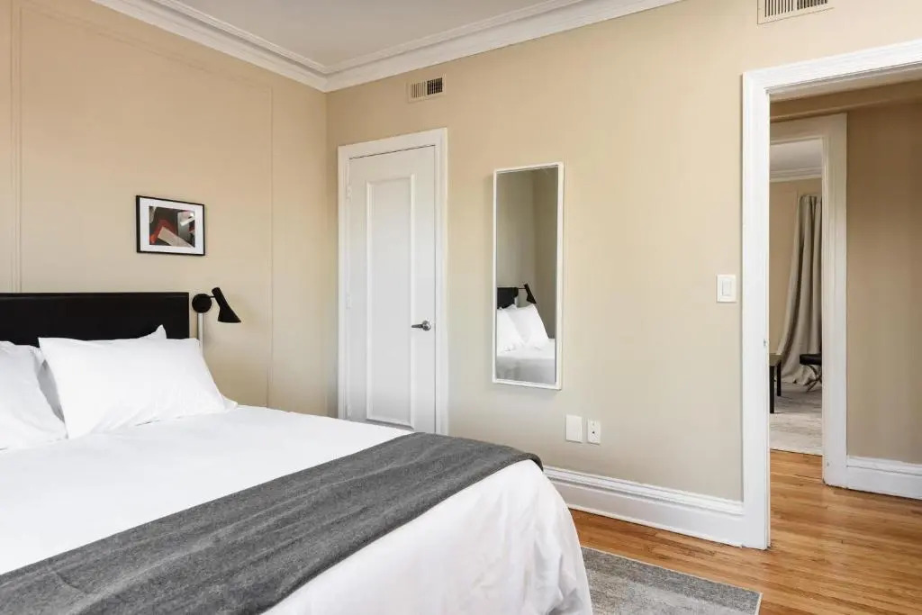 Classic CWE 2BR with Full Kitchen by Zencity