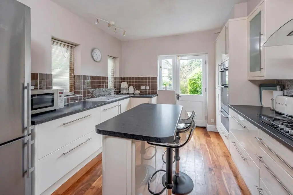 Spacious House - 2 Double Rooms - Street Parking - Garden