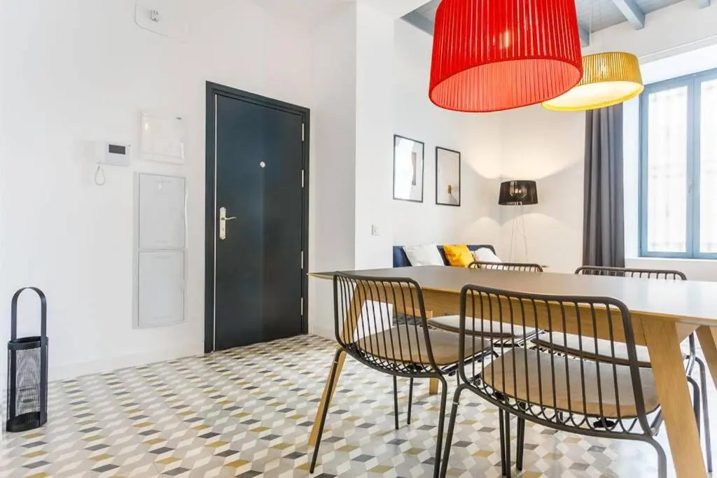 Pop Art, 2BD ground Central Apartment