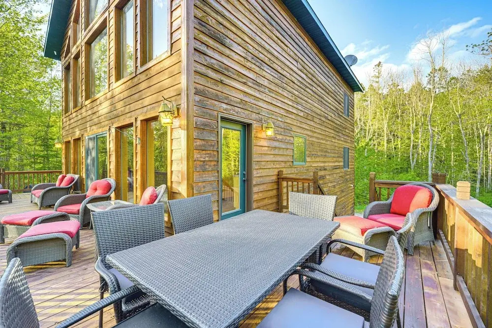 Paddle Ready: Hayward Lake View Retreat w/ BBQ