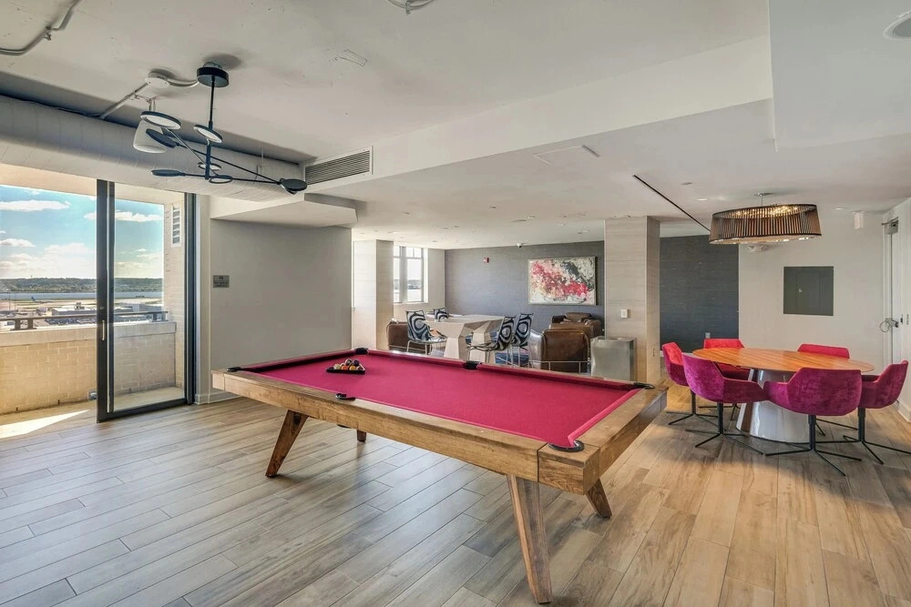 1 Mi to DCA Airport: Potomac Yard Apt w/ Pool