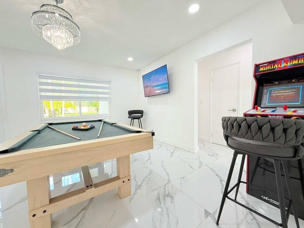 Palm House Near Beach Game Room Pool King Beds