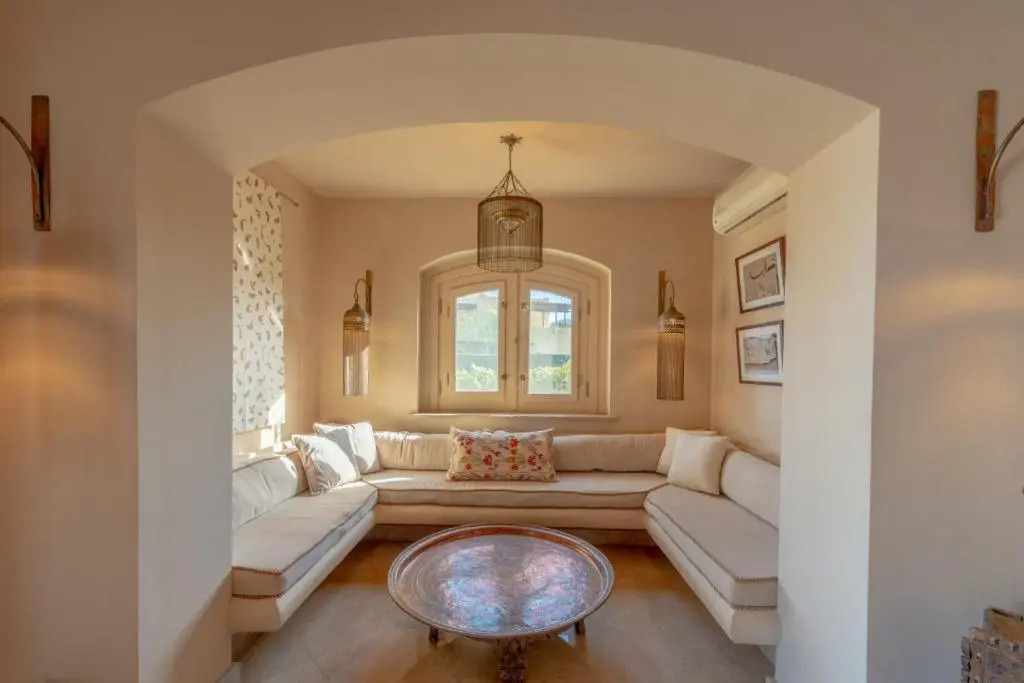 Chic 3BR Villa West Golf with Pool, Lagoon View & Guest House