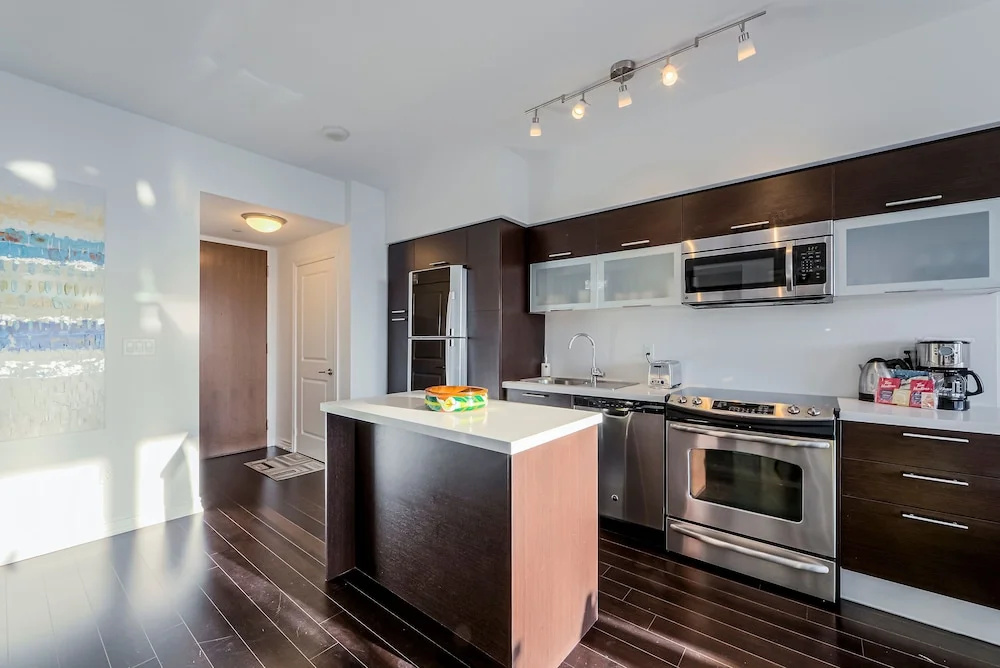 Atlas Suites - Bay & College
