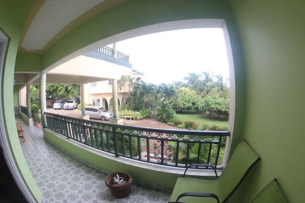 8 BR Waterfront Villa - Ocho Rios