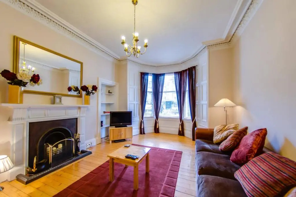 Spacious 3BR Apt moments from the Meadows & Old Town