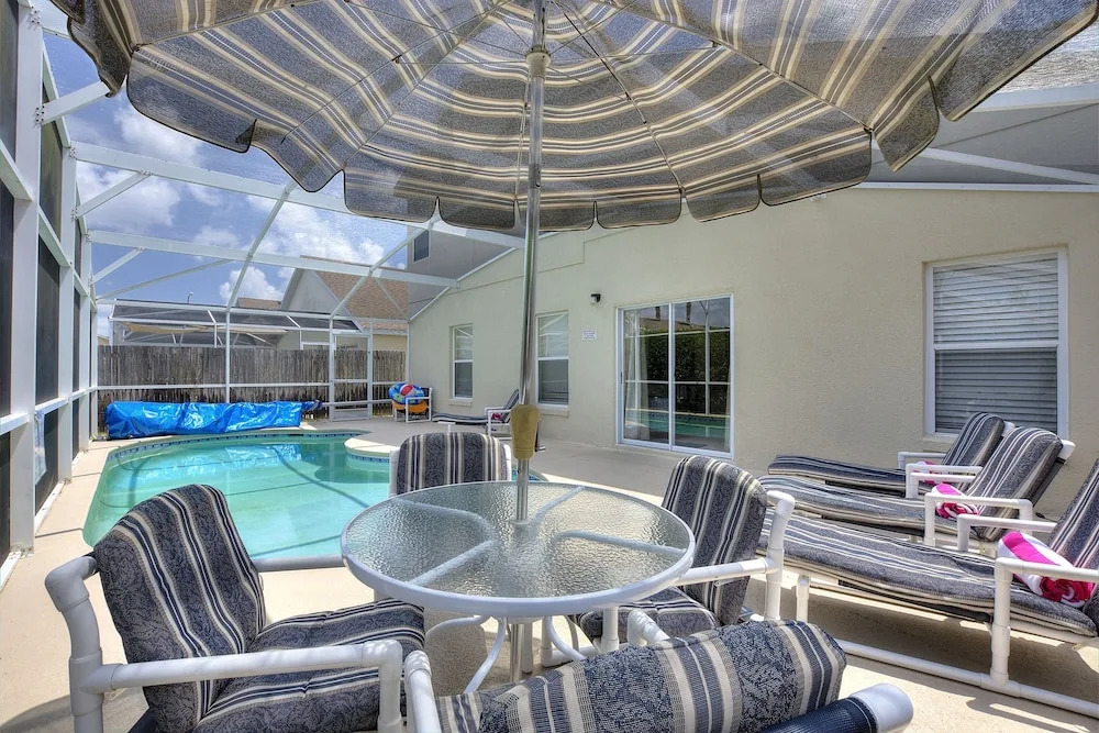 2 Suites, 1 King, 5 beds- Pool, Games Room #810 villa