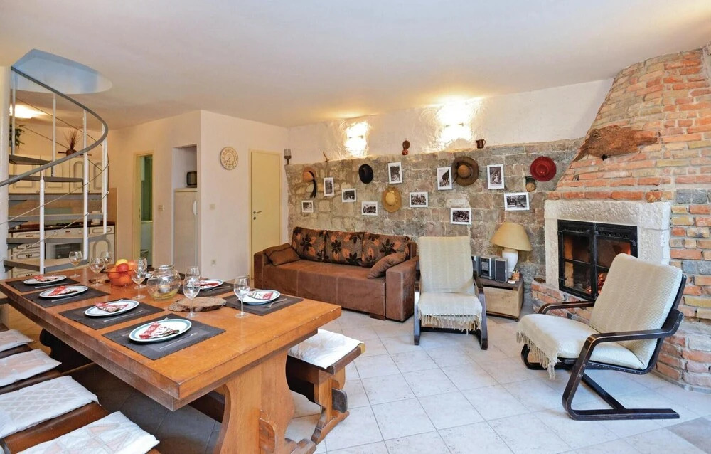 Nice Home in Podstrana with Hot Tub, WiFi & 4 Bedrooms