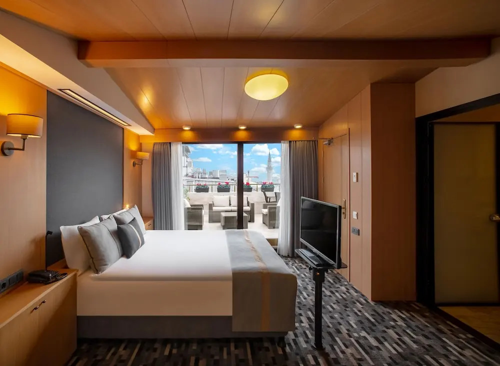 Tan Hotel
