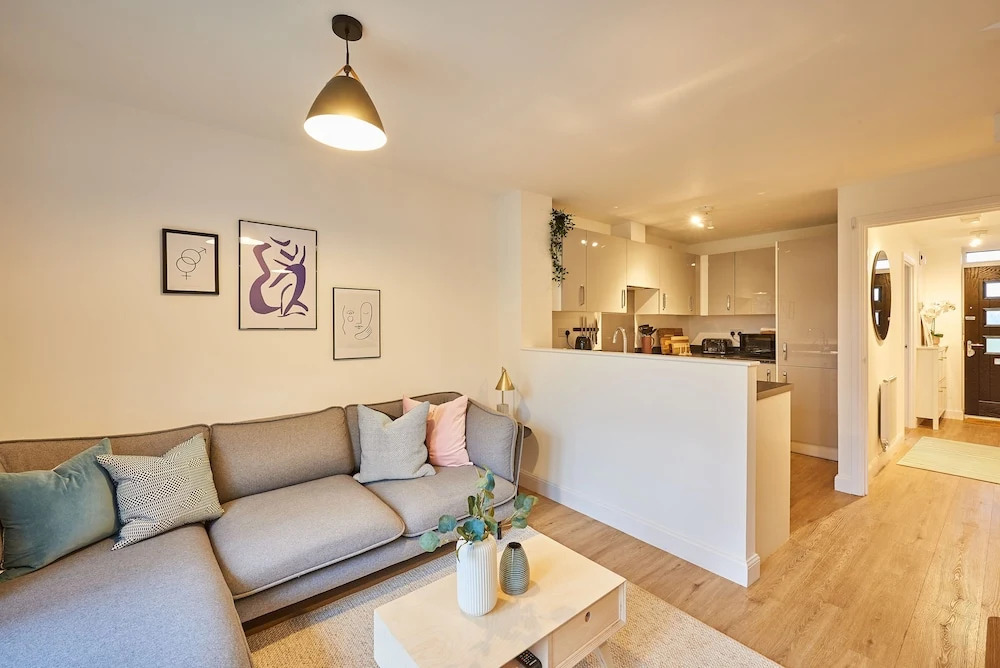 Warwick Serviced Home for 8 walking distance to University