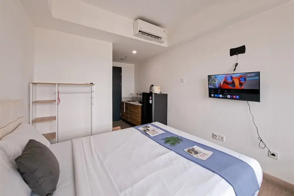 Minimalist And Homey Studio At Apartment Collins Boulevard