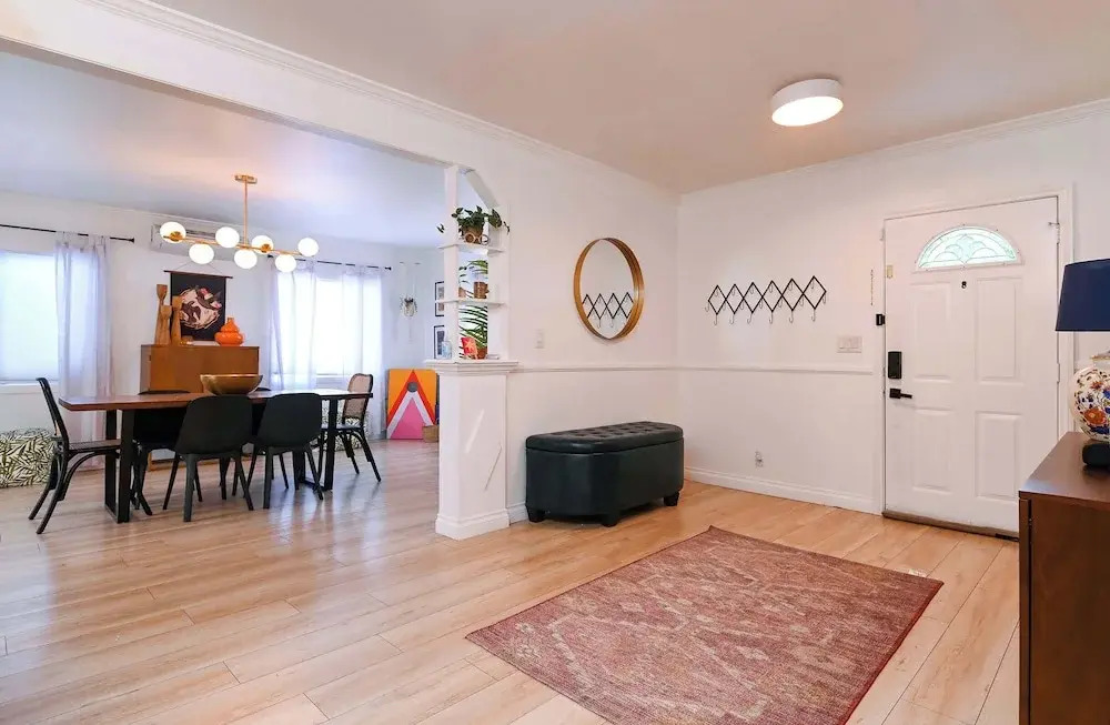 Immaculate 3bdr Private Bungalow, Walk to Beach!