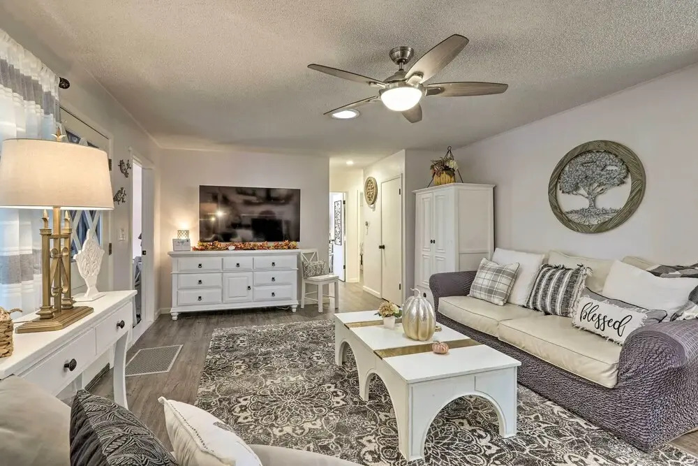 Renovated Cottage w/ Fire Pit in Munds Park!