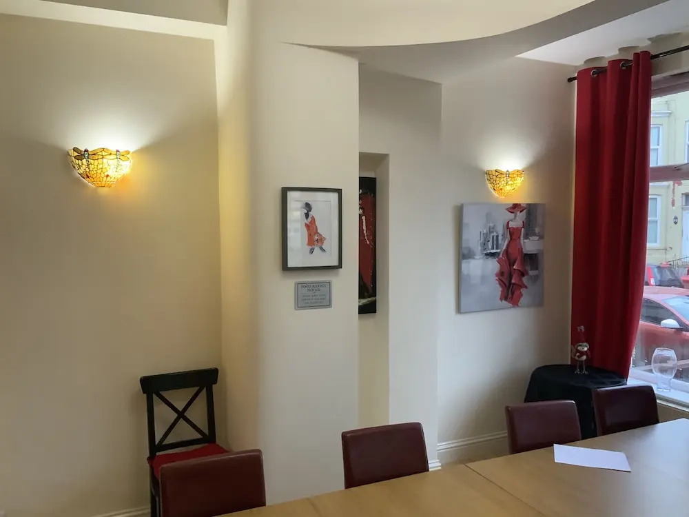 Scarlets Hotel & Jocks Bar