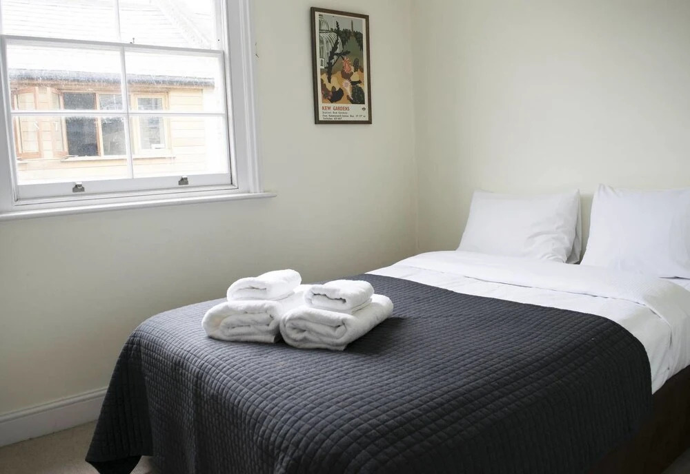 Trendy 2BR Home in Heart of Chiswick, 4 Guests!