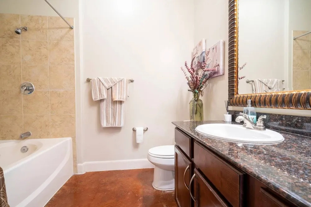 Luxurious Business & Family Montrose Condo -