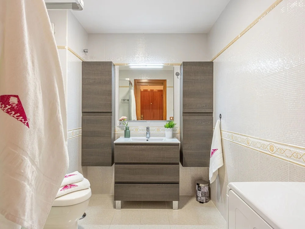 Modern Furnished Apartment Near Shops and Restaurants