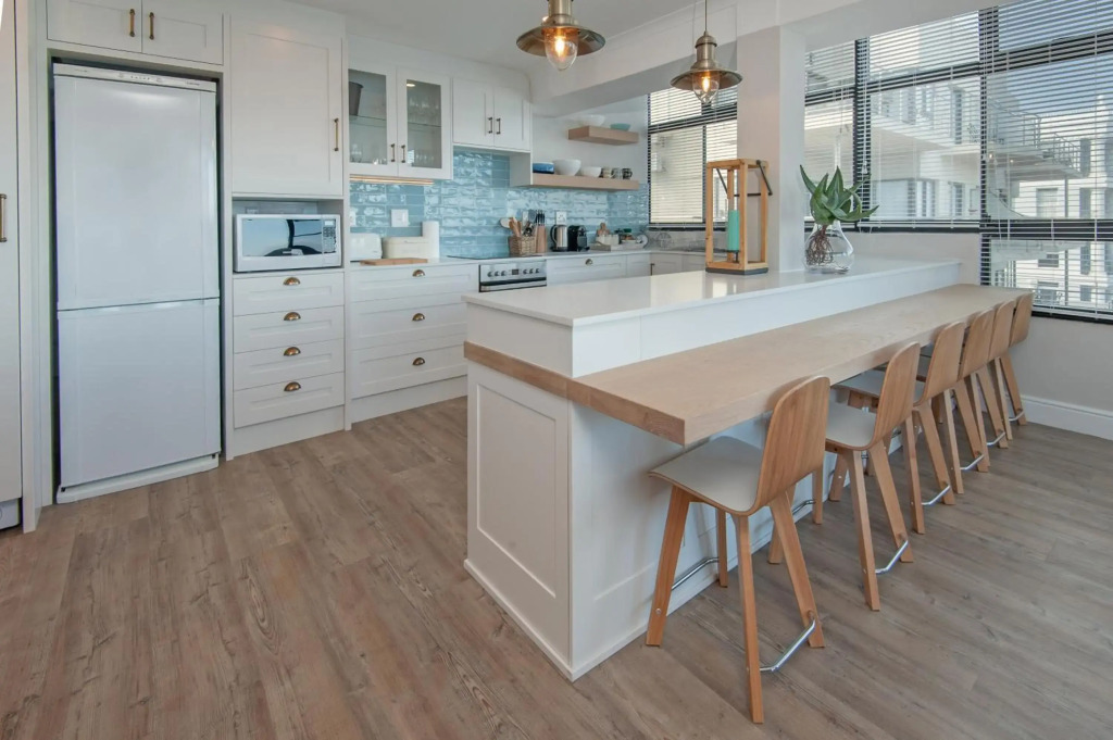 The Sun,Whales and Waves seafront apartment