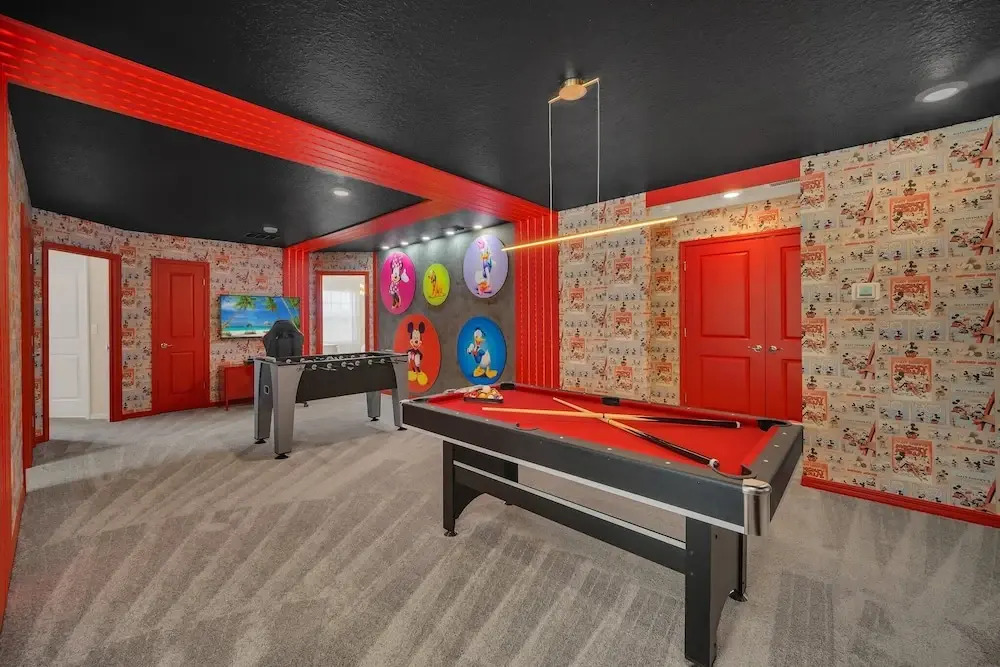 Chic 10br Retreat With Themed Rooms & Pool