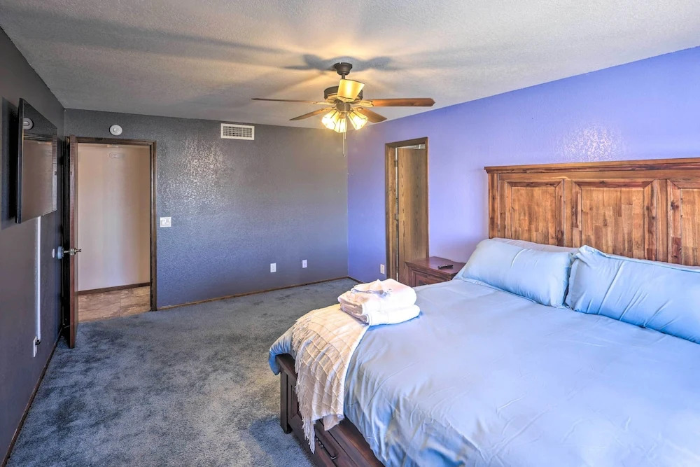 4 Mi to Lake Havasu: Luxe Home in Arizona!