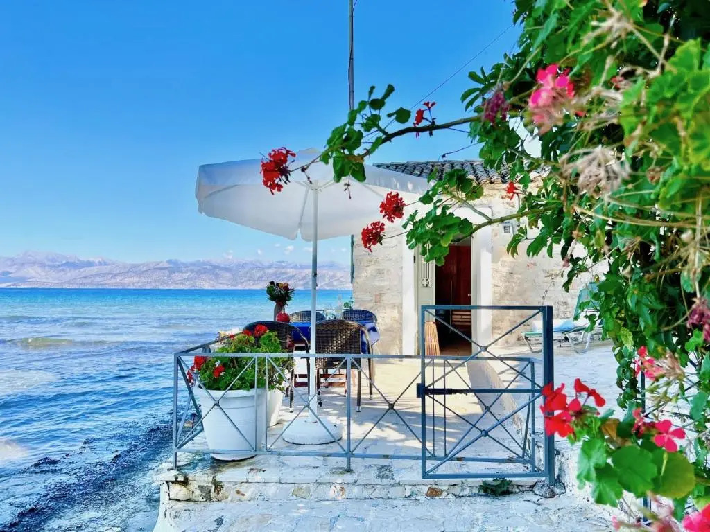 Apraos Beachfront Studio by DadoVillas