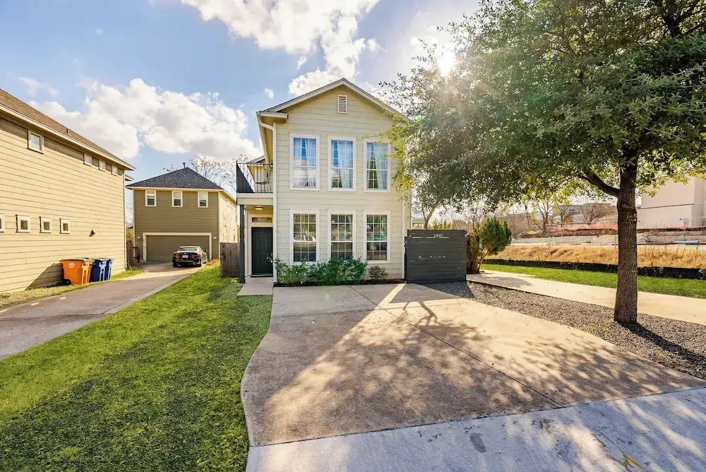 Upstay: Stylish 4BR Getaway in Vibrant East Austin