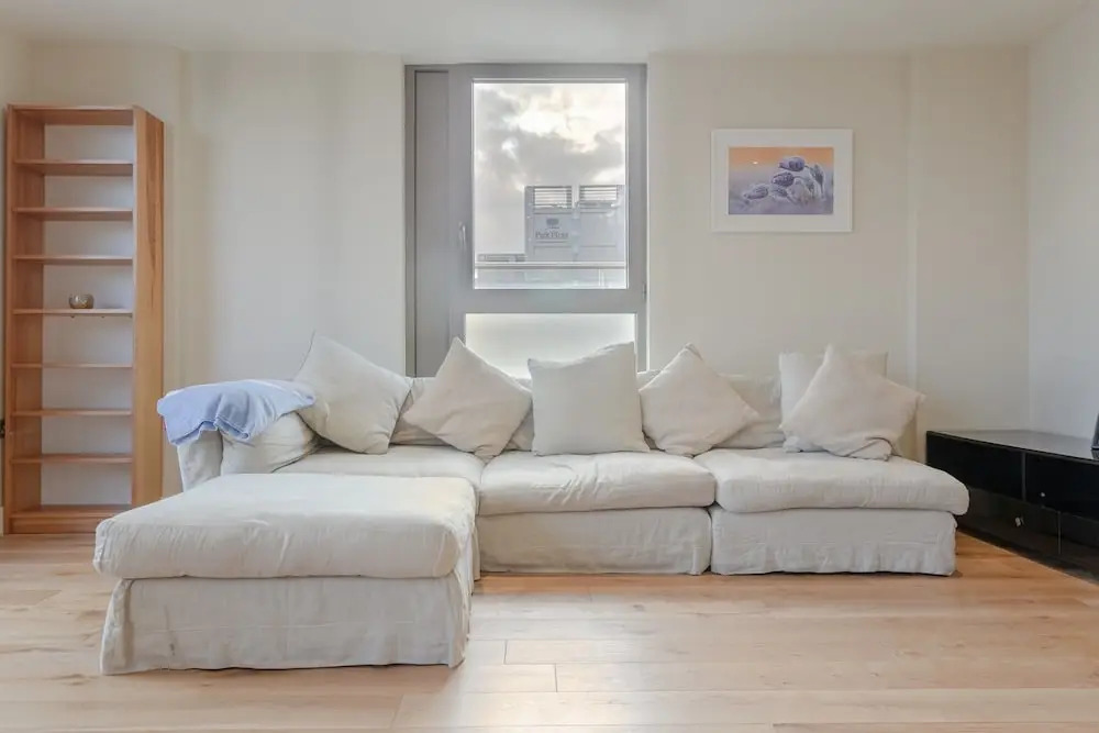 Charming 2 Bedroom Apartment Next to Maltby Market