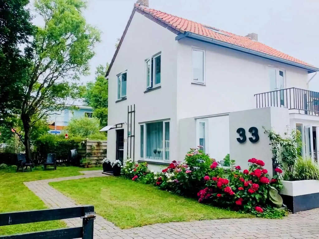 Attractive holiday residence in De Koog, a stone's throw from the beach
