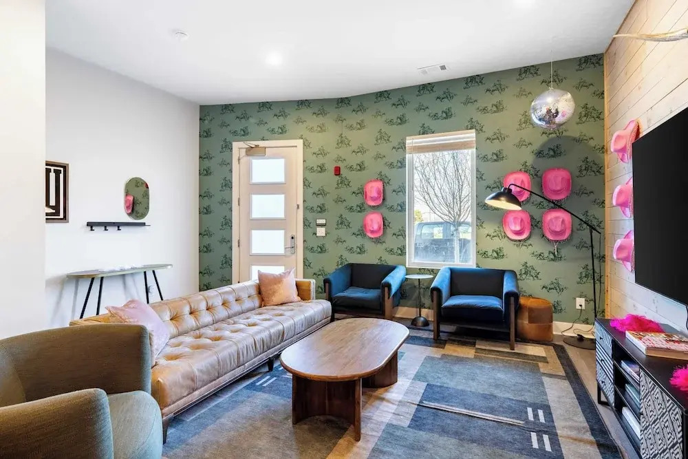 36 Guests on Music Row Bachelorette Suites + Glam Room 5 Minutes to Downtown