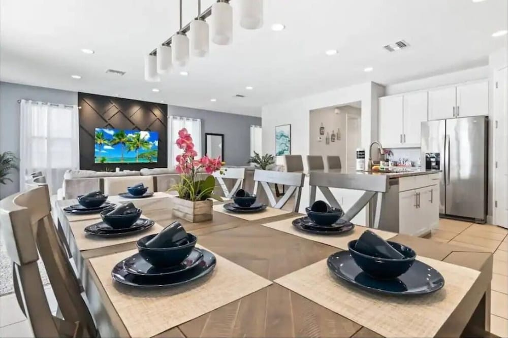 Family 5BR Retreat With Pool and Themed Bedrooms