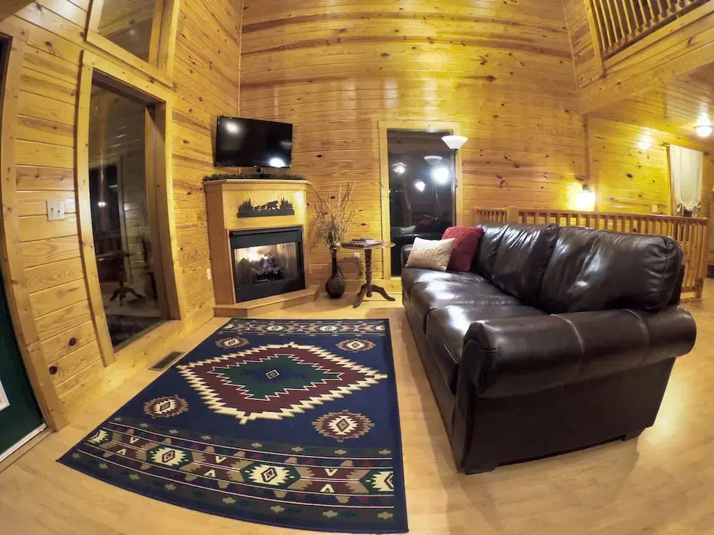 Beautiful Cabin w hot tub Sauna Pool Table