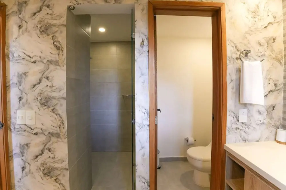 401 - Luxury 4BR Retreat With Private Bathtub and AC