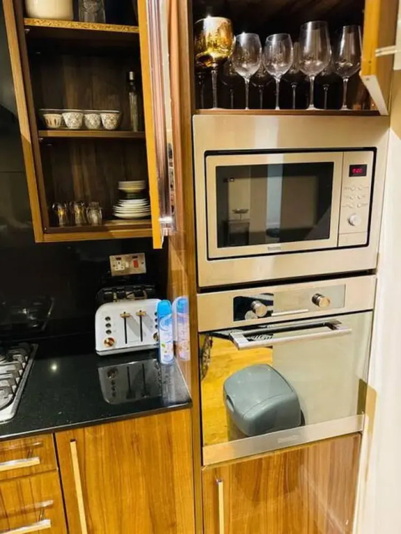 3-bed Central Apartment - Sleeps 8 & Free Parking