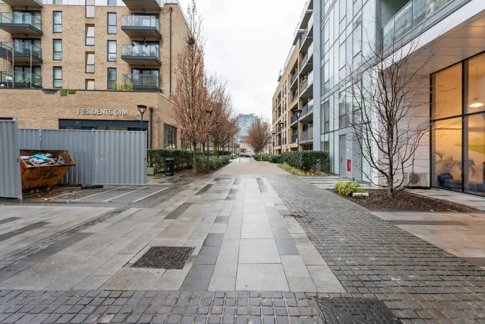 Modern 1 Bedroom Apartment Near Canary Wharf With Balcony