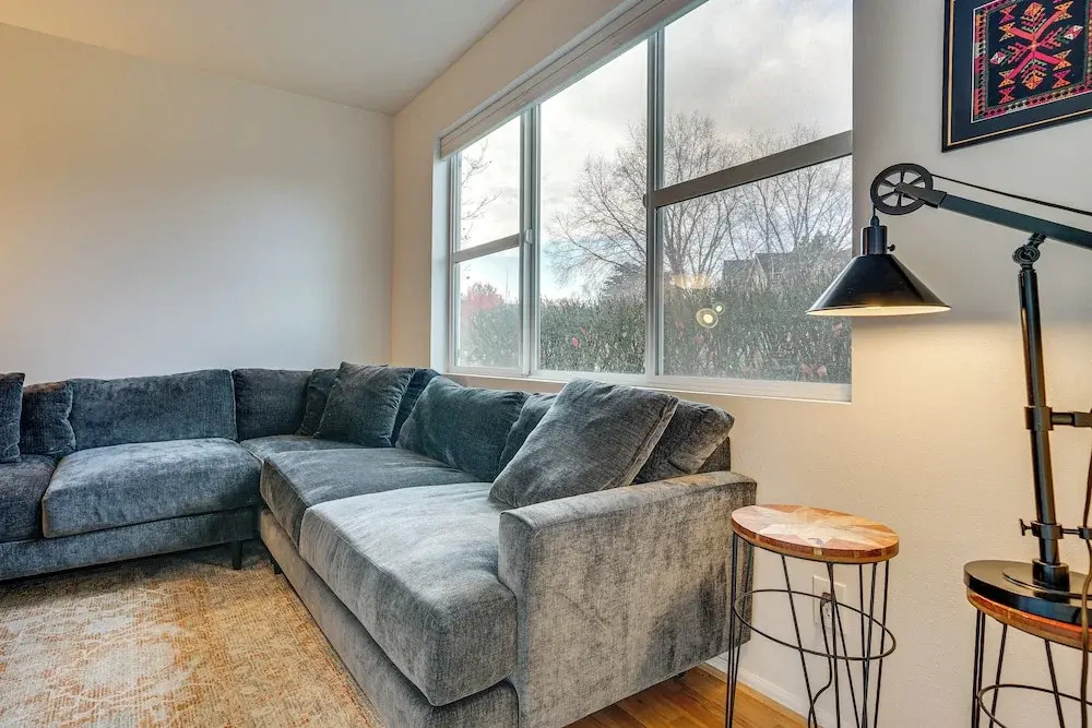 Condo 6 Mi to Lumen Field & Dtwn Seattle!