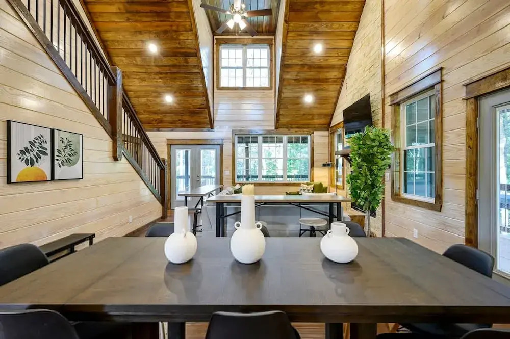Family-friendly Broken Bow Cabin w spa Game Room
