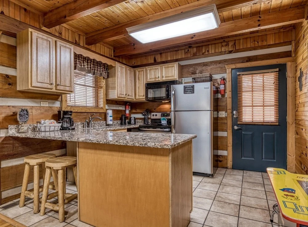 Er18 - The Lazy Bear View Great Location - Close To Town! 1 Bedroom Cabin by RedAwning