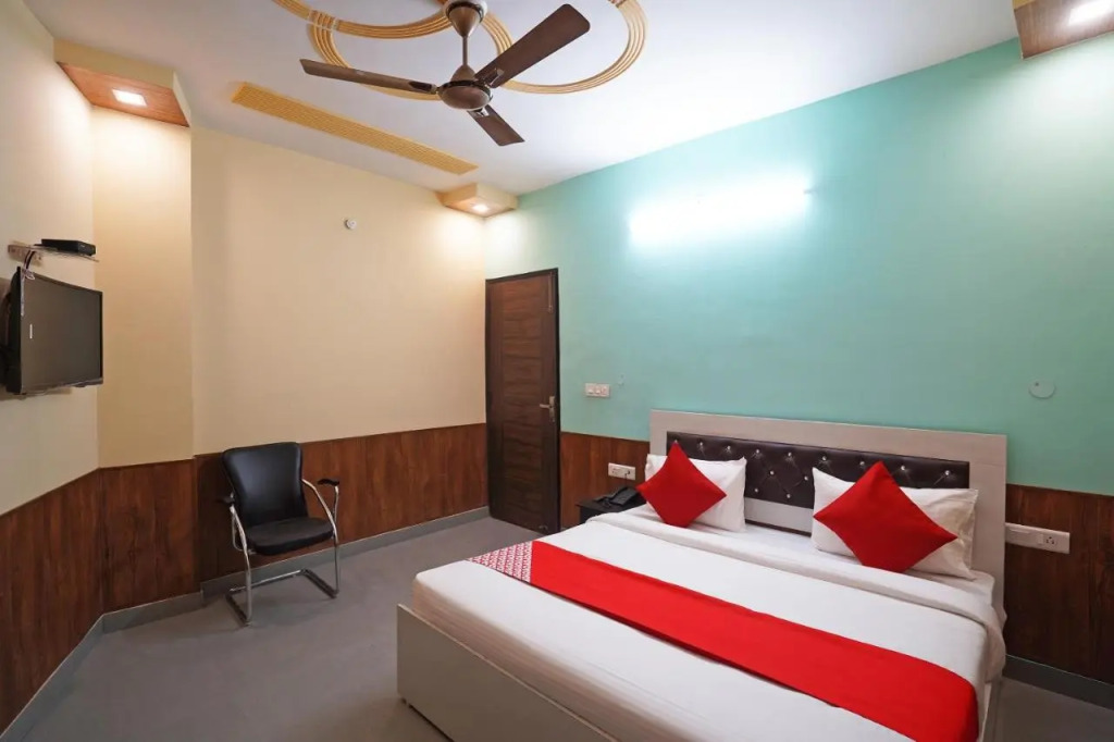 Qlark White Palace by OYO Rooms