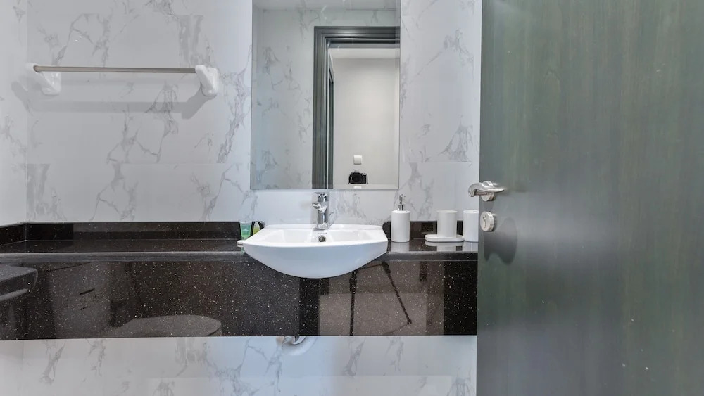 Luxury StayCation - Vibrant 1BR Apartment With Pool and Huge Balcony