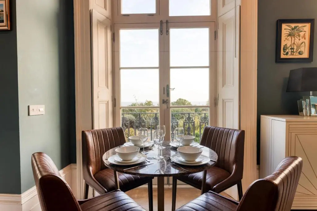 The Regency - Sea views and a modern art deco style interior