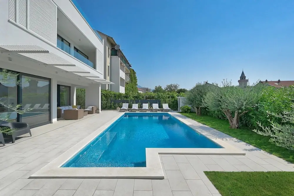 5-bedroom villa near Split with pool