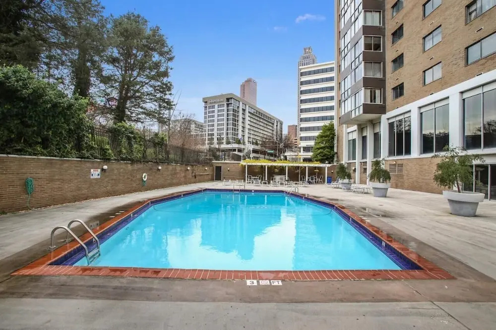 Downtown 2BR King Bed FREE Parking 1413