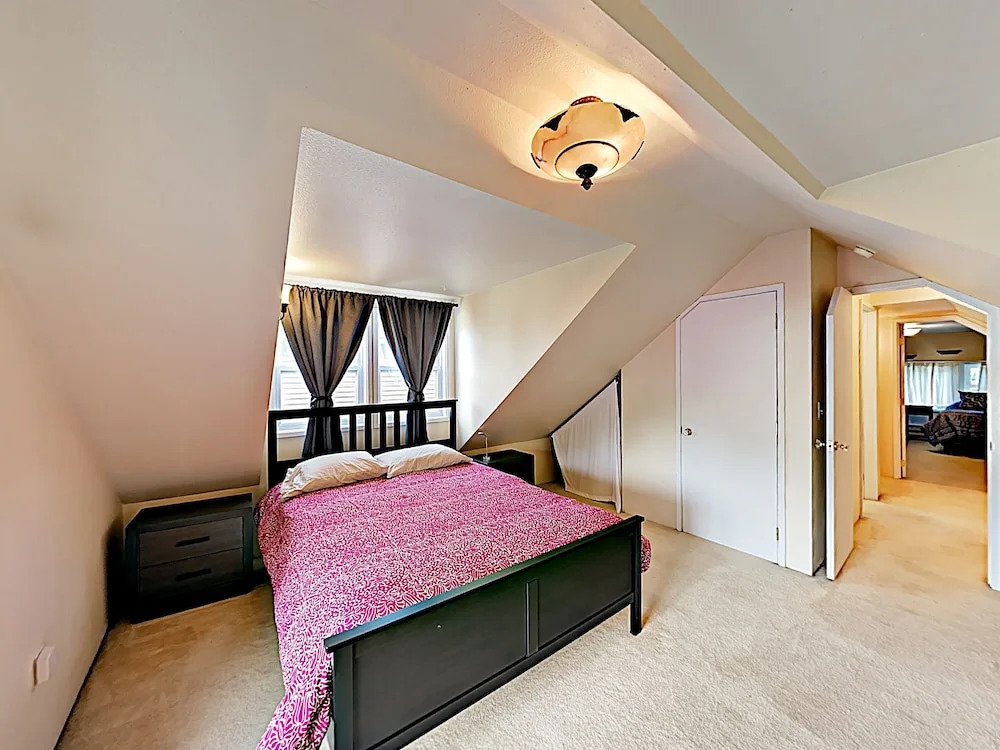 Charming - Blocks To Dining, Shops, Parks 3 Bedroom Home