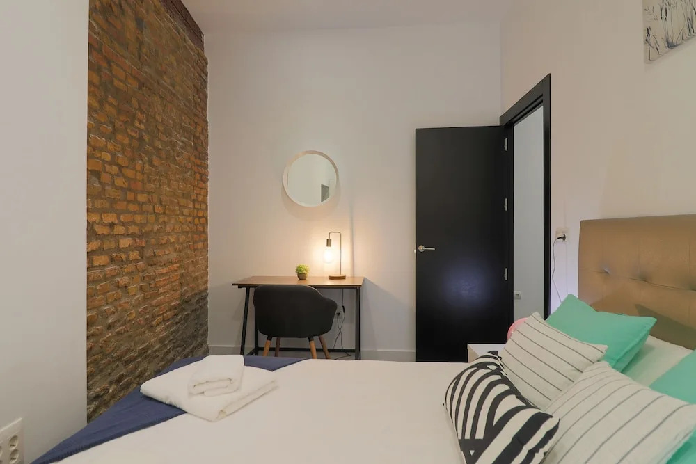 Industrial Style 2 Bedroom Apartment In Town