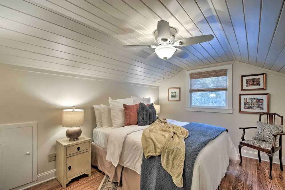 2 Living Areas + Fireplace: Mirror Lake Cottage!