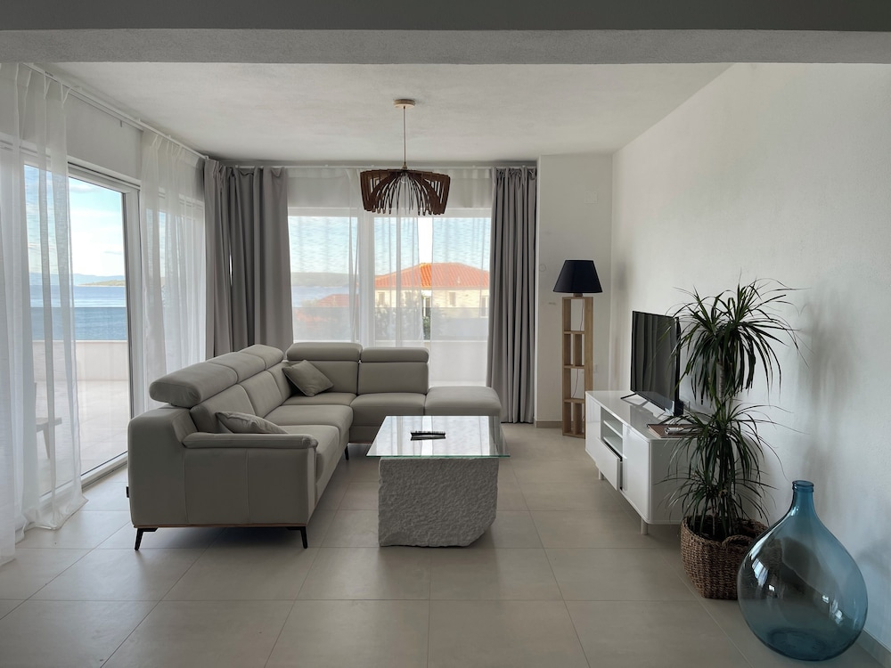 Exclusive Seafront Suites with hot tub