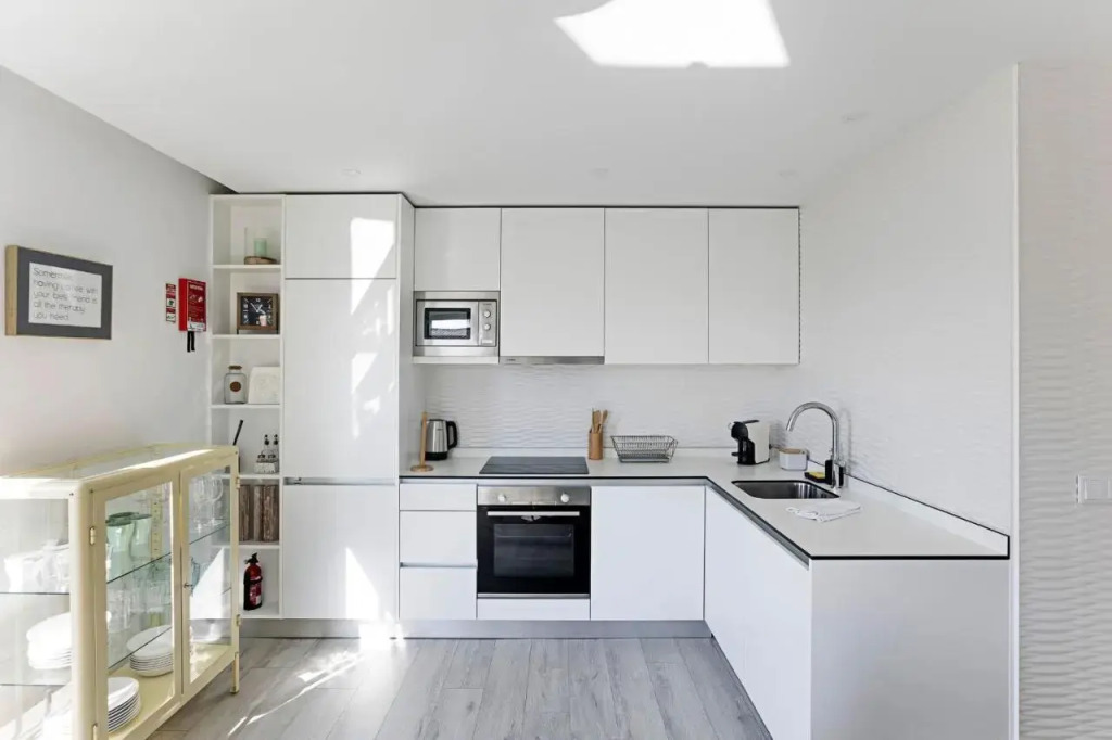 Stylish Flat W/ Gym & Parking by LovelyStay