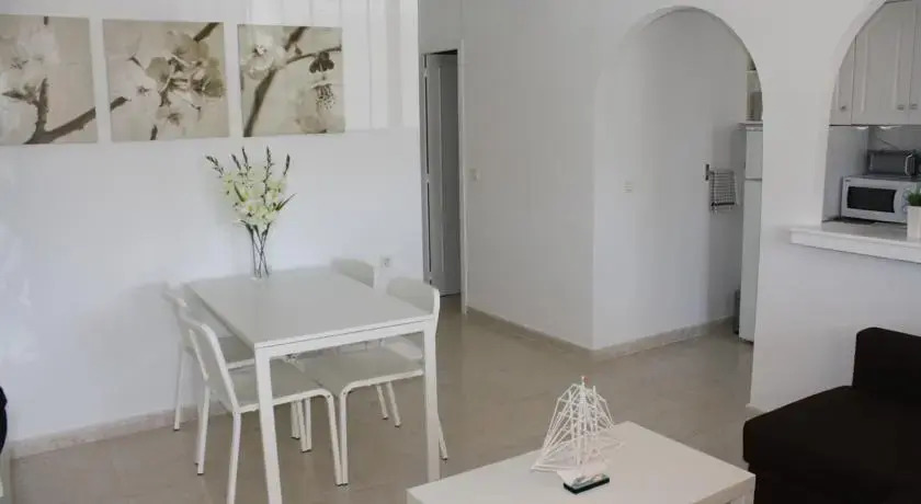 Stylish Poolside Retreat Near Villamartin Plaza - Casa Fre